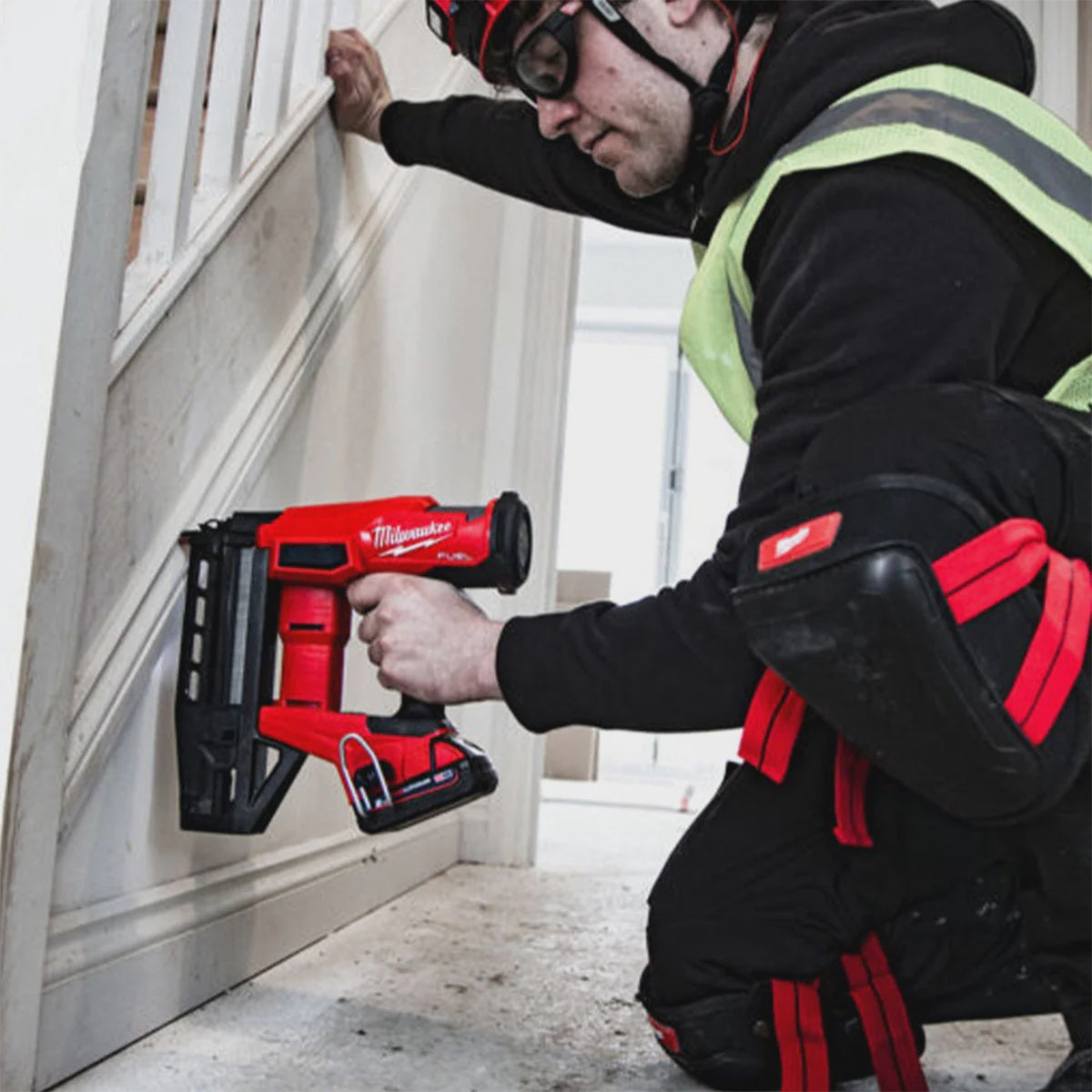 Milwaukee M18 FN16GS-0X 18V Fuel Brushless 16G Straight Finish Nailer with Case 4933493353