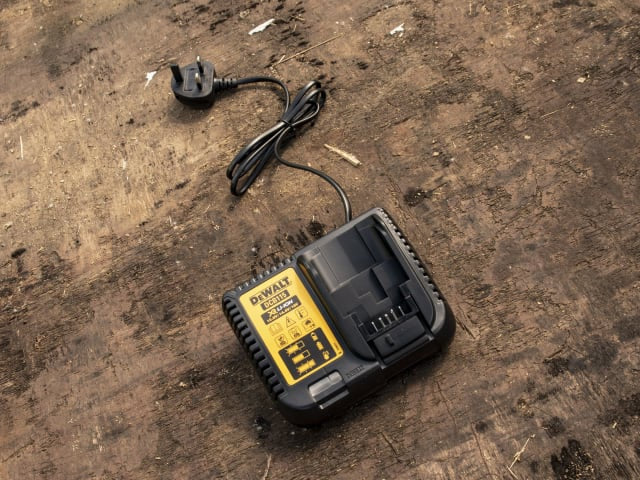 DeWalt DCK2532P2 18V XR Brushless Hammer Drill & Impact Driver With 2 x 5.0Ah Batteries Charger